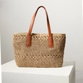Bolso capazo grande de paja con asas de cuero marrón sobre base blanca - Marrón