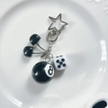 Portachiavi argento con ciliegie nere, palla numero 8, dado e stella su piatto bianco - Portachiavi Ciliegia e Dado