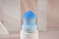 Esponja de maquillaje degradado azul y blanco en forma de gota sobre pedestal moderno - Forma de calabaza / Azul Fluorescente Degradado