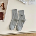 Calze in cotone a coste grigie con un piccolo ricamo a forma di ape nera sulla caviglia - Taglia unica / Grigio chiaro