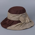 Dettaglio dell'elegante cappello da sole in lino con tesa larga e grande fiocco decorativo - M / caffè