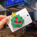 Gros plan d'une pince à cheveux sapin de Noël au crochet faite main avec détails festifs - Sapin à Points Rouges en Tissu Éponge