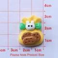 Accesorio bolsa de fortuna de resina amarilla con conejo y galletas sobre escala - Galleta
