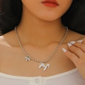 Dettaglio della collana con perline con ciondolo a pony in smalto bianco e stella dorata - Bianco (A-218)