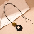 Détail du collier à pendentif rond en résine sur pierre blanche texturée élégante - Collier Rond en Résine Verte