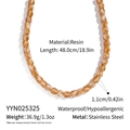 Gros plan du collier en résine marron avec perles facettées et fermoir en acier inoxydable - Collier en Perles d'Ambre Irrégulières (YYN025325)