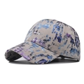 Dettaglio ravvicinato del vivace motivo tie-dye sul tessuto strutturato del berretto - Regolabile / Beige Gradiente