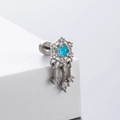 Boucle d'oreille attrape-rêves argentée avec pierre bleue et pampilles sur fond blanc - Style Attrape-rêves Pierre Bleue à Franges (A109-6#) / Pièce Unique