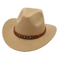 Détail d'un chapeau en feutre beige avec bandeau en cuir tressé et rivets turquoise - Taille Unique (57cm) / Chameau