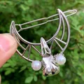 Dettaglio molletta gotica con luna vuota, teschio di corvo, perle bianche e clip in metallo - Fermaglio vuoto argento + Testa di corvo argento + Perla