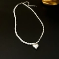 Dettaglio della collana metà perle e metà catena in metallo con ciondolo a cuore - Cuore d'Argento Patchwork