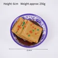 Modelo de comida realista 1:1 de tofu frito con salsa en cuenco de cerámica azul y blanca - Tofu seco