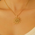 Collana con pendente a sole dorato in acciaio inossidabile e design a spirale martellata - Collana con Ciondolo Sole Placcato Oro 18K (A-33)