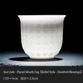 Tasse à thé en jade de Dehua avec motif embossé de cent bénédictions en porcelaine blanche - Tasse évasée [Cent Bénédictions - Relief]