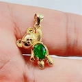 Pendentif ours doré avec zircon vert, tenu en main pour montrer la taille du produit - 3# Vert Foncé + Collier