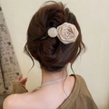 Barrette vintage française ornée d'une rose en tissu beige et d'une perle marbrée - Pince Torsadée Perle Rose Séchée / Couleur Thé au Lait