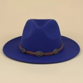 Detail eines königsblauen Fedoras mit braunem Lederband und klassischen Silber-Conchos - M (56-58cm) / Blau (Braunes Seil)