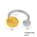 Dettaglio del design asimmetrico delle sfere oro e argento sull'anello in acciaio - Taglia 7 (Regolabile) / Bicolore Oro e Argento (A099)