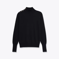 Pull en tricot noir à col montant et boutons dorés sur l'épaule sur fond blanc pur - S / Noir
