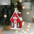 Ornamento natalizio a forma di casa di caramelle rossa con neve glitterata e dettagli - Casa di Natale