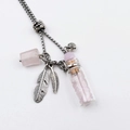 Pendente fiala di cristallo rosa e piume argentate su catena in acciaio inossidabile - Quarzo rosa