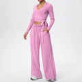 Détail ensemble yoga rose avec haut cache-cœur à nouer et pantalon taille haute - Rose rose