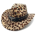 Dettaglio del cappello da cowboy leopardato con fascia in pelle borchiata e stemma di toro - Corona a Cilindro / Stampa leopardata