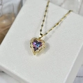 Dettaglio del ciondolo a cuore dorato con cristallo sfumato blu-viola e piccoli diamanti - Cristallo Viola Oro