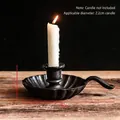Vintage zwarte gietijzeren kandelaar met handvat en geschulpte voet voor decoratie - Retro Gietijzeren Handkandelaar 6340 (met handvat)