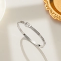 Bracciale in acciaio al titanio argento con incisione Love e cristalli incastonati - Stile 138 LOVE / Argento