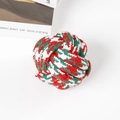 Gedetailleerde opname van de rood-groen-witte gevlochten katoenen touwbal hondenkauwspeeltje - Kerst Touwbal 7cm (70g)