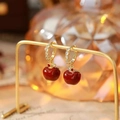 Boucles d'oreilles élégantes pomme rouge plaqué or avec zircons sur un support doré - Boucles d'Oreilles Créoles Rouges (Plaqué Or Véritable)
