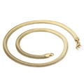 Goldene Schlangenkette aus Titanstahl mit Karabinerverschluss auf weißem Hintergrund - 6mm / Gold