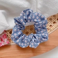 Blauwe oversized haarelastiek met witte madeliefjesprint gemaakt van zachte stof - #1 Blauw Bloemenpatroon