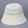 Gros plan détaillé de la texture crochetée ajourée sur un chapeau bob en tricot beige - M (56-58cm) / Blanc