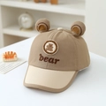 Dettaglio ravvicinato di orecchie di orso 3D e ricamo su berretto per bambini - 48-50cm(1-3 anni) / Cachi