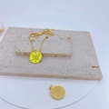 Détail macro du pendentif fleur de cerisier doré avec oeil porte-bonheur et cristal - Mauvais œil rond jaune néon