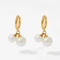 Elegante vergoldete Creolen mit doppelten weißen Perlenanhängern im Vintage-Stil - Gold (KD3112)
