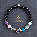 Dettaglio del bracciale zodiacale con perle di ossidiana nera e ciondolo con segno Toro - Toro (Taurus)