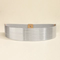 Detail van zilveren metalen riem met grijze elastische band en beige leren drukknoopsluiting - Klein / Zilver