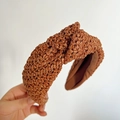 Détail de la texture tressée en paille et du nœud sur ce serre-tête large couleur caramel - Marron