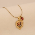 Detailansicht eines goldenen Herzanhängers mit Emaille-Blumenmuster und rotem Tropfenstein - Rot Edelstein Blume Herz Stil (4#)