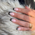Kurze Ballerina-Drucknägel mit eleganten schwarzen French-Tips und Nude-Basis - Französischer Stil mit schwarzem Rand (JP2156)
