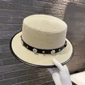 Elegante cappello di paglia beige con fascia in pelle nera, perle e borchie - M (56-58cm) / Beige