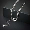 Collana a catena barbazzale argento con pendente lettera B su una scatola nera di lusso - Argento