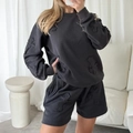 Completo felpa a maniche lunghe e pantaloncini grigio scuro con toppe a croce 3D - S / Nero