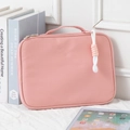 Custodia rosa per laptop con manico e ciondolo intrecciato in un ambiente domestico - 11" / Rosa