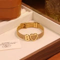 Nahaufnahme des goldenen Mesh-Armbands mit Buchstabe B und Herzanhänger in Schmuckdose - Buchstabe B