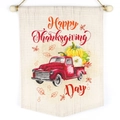 Fröhliches Erntedankfest Banner aus Vlies mit rotem LKW, Kürbissen und Herbstlaub - Roter Pickup Truck