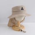 Dettaglio cappello kaki ad asciugatura rapida con protezione nuca e distintivo outdoor - 54cm (3-8 anni) / Beige